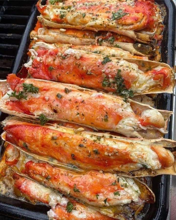 Grilled crab legs with garlic butter sauce